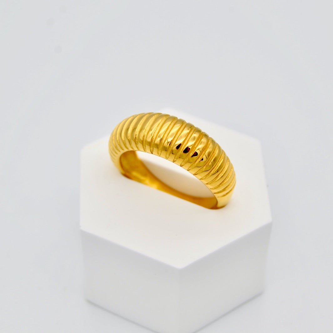 "Alkynoe" - Minimalist Croisant Ring - Aella Design Jewelry